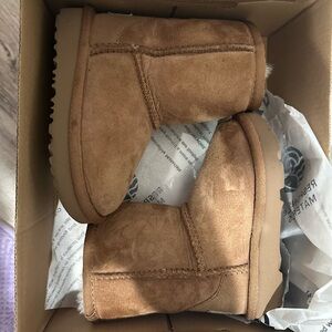 Gently worn toddler uggs.